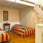 Maison Dans Un Parc *